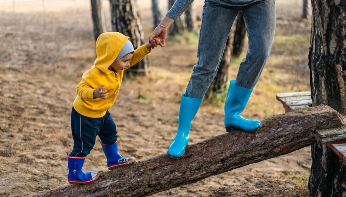 Child holding hand 